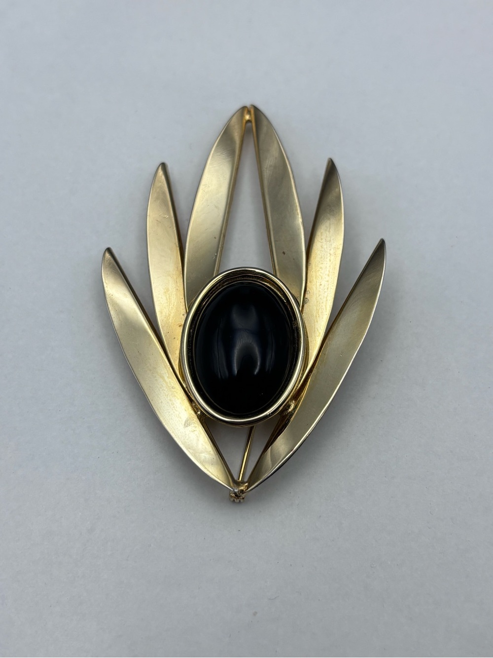 Vintage Large Gold Leaf Brooch Black Cabochon - Picture 2 of 10